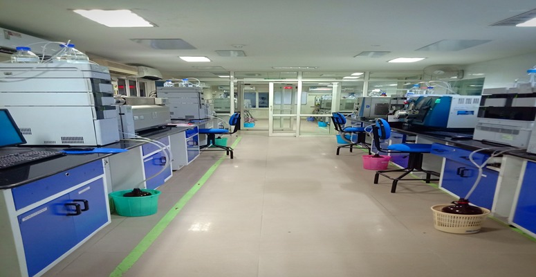 Bioanalytical laboratory with LC‑MS and HPLC instrumentation